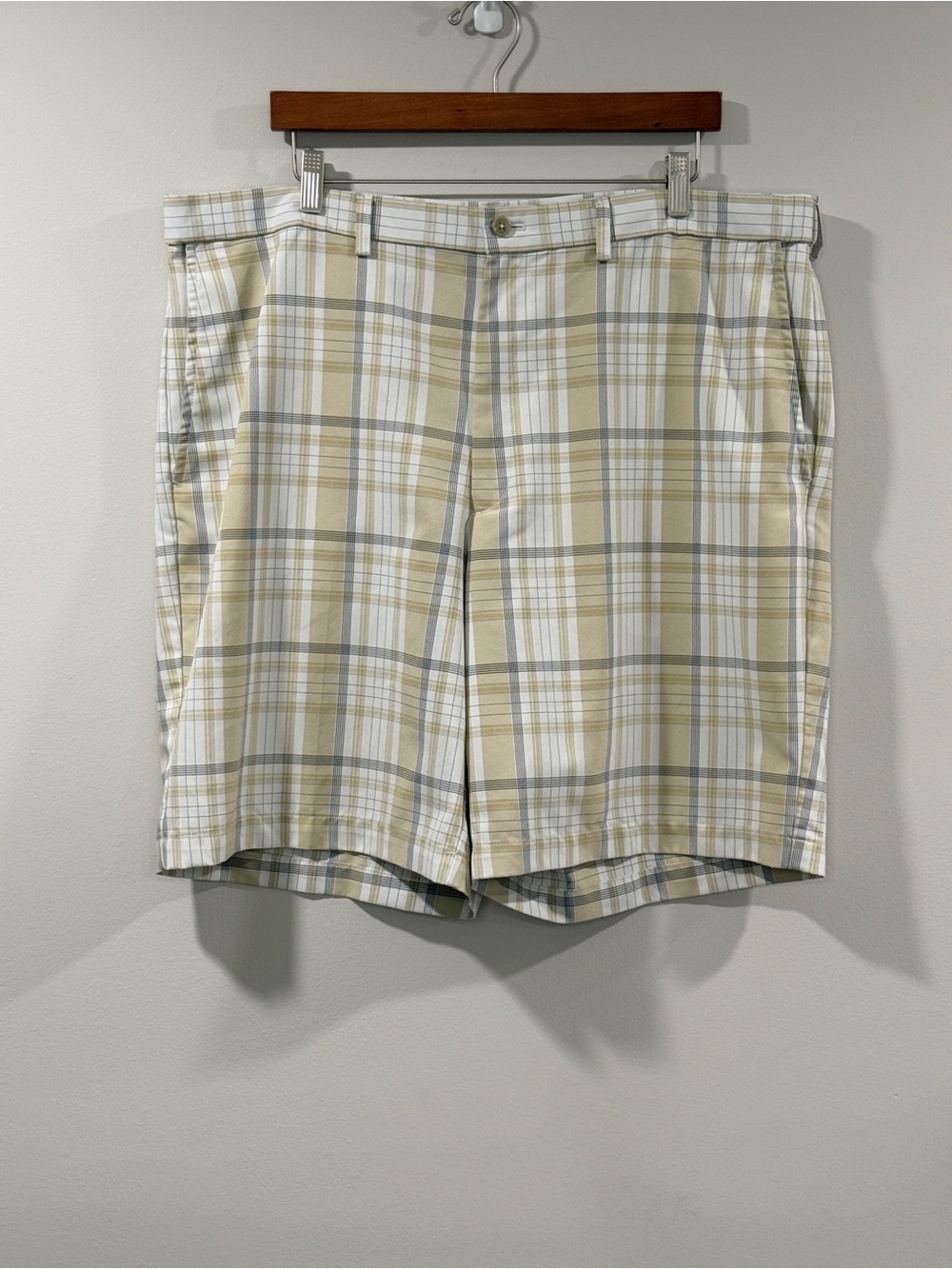 Haggar Men’s Beige, White & Gray Plaid Flat-Front Shorts Size 40